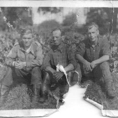 Справа - советский военнопленный Иван Анашкин на хозяйственных работах в Финляндии.