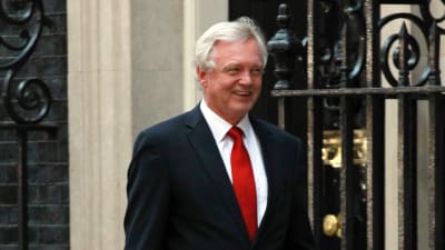 Brexit-ministern Davis Davis klädd i röd slips och mörk kostym på 10 Downings Street.