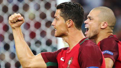 Cristiano Ronaldo och Pepe firar Portugals avancemang.
