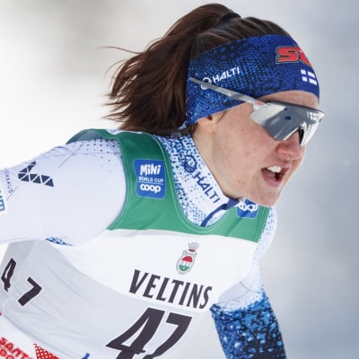 Katri Lylynperä åker skidor.