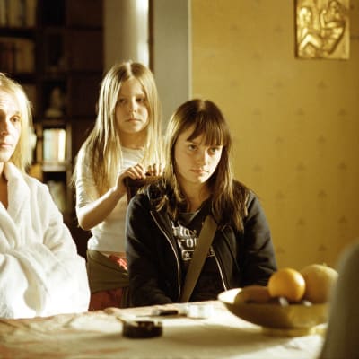 Lasileuka elokuvan perhe: Kuvassa vasemmalla Leea Klemola(Gunni), Tiina Puntala(Emma), Emilia Sinisalo(Marianne). Yle kuvapalvelu.