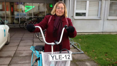 Lena Linderborg med Yle-cykel