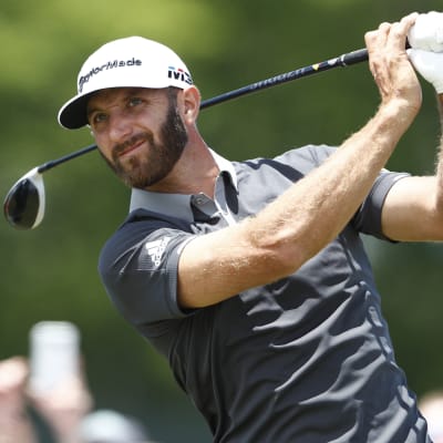 Dustin Johnson lyö palloa.