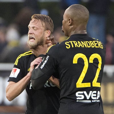 AIK-spelaren Carlos Strandberg tog strypgrepp på lagkamraten Daniel Sundgren.