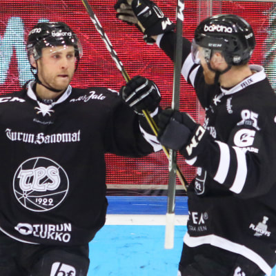 TPS-spelare jublar efter mål.