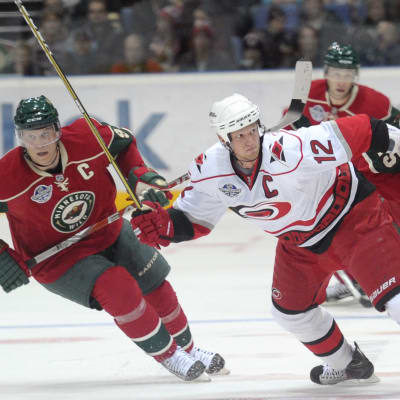Mikko Koivu och Eric Staal under NHL Premiere-matchen i Helsingfors.