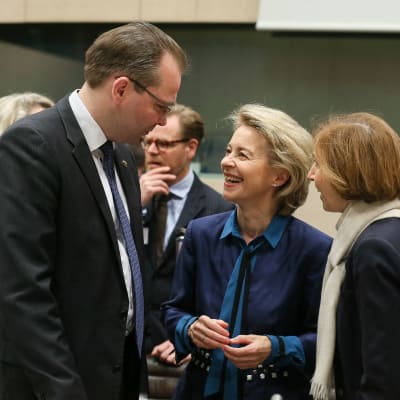 Puolustusministeri Jussi Niinistö (sin.) keskusteli Nato-kokouksessa Saksan ja Ranskan puolustusministerien Ursula von der Leyenin ja Florence Parlyn kanssa.