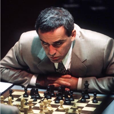 Garry Kasparov vid ett schackbräde.