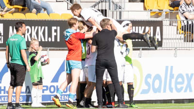 FC Honka firar 2–1-målet i Seinäjoki.
