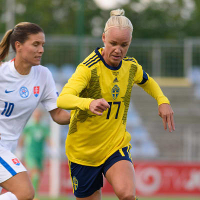 Sveriges Caroline Seger med boll i landskamp mot Slovakien.