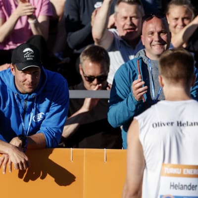Tero Pitkämäki ja Petteri Piironen seurasivat Oliver Helanderin edesottamuksia Paavo Nurmen kisoissa kesäkuussa 2022.