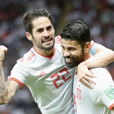 Espanjan Diego Costa ja Isco juhlivat Iran-ottelun ainoaa maalia.