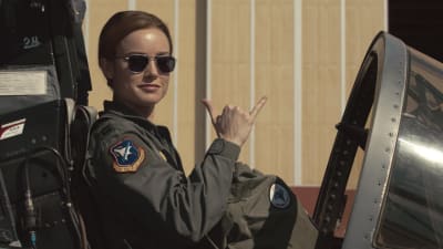 Brie Larsons Captain Marvel sitter i cockpiten på ett stridsflyg.
