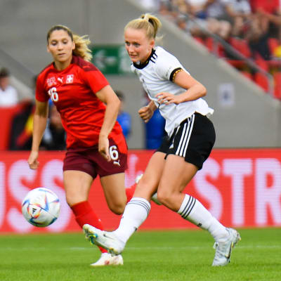 Lea Schüller i tyska landslaget skjuter.