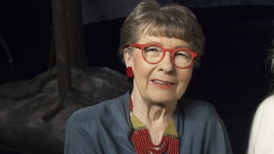 Toimittaja Maarit Tastula ja emeritaprofessori Sirkka-Liisa Kivelä keskustelevat vanhustenhoidon tilasta Suomessa.