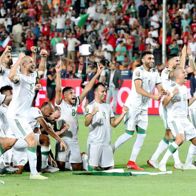 Algeriets herrlandslag i fotboll firar.