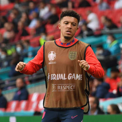 Jadon Sancho värmer upp.