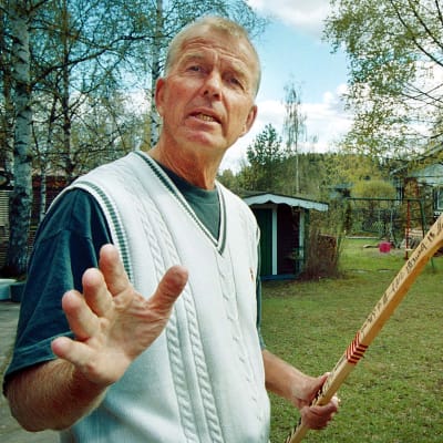 Selostaja Juha Jokinen käsissään 1981 Neuvostoliiton kultaa voittaneen MM-joukkueen maila jossa koko joukkueen nimikirjoitukset. Kuva vuodelta 2000.