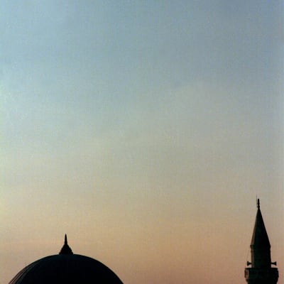 Arkivbild från 26 januari 1999 på ett amerikansk F-16 jaktplan som flyger över en moské nära den amerikanska flygbasen i Incirlik i södra Turkiet.