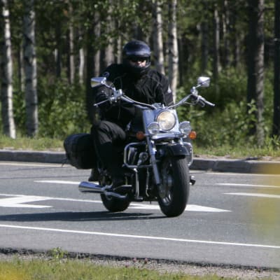 En person kör motorcykel.
