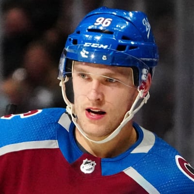 Mikko Rantanen firar sitt mål framför Colorados avbytarbänk.