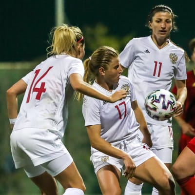 Belgian naisten jalkapallomaajoukkueen ja Venäjän naisten jalkapallomaajoukkueen pelaajat taistelevat pallosta harjoitusottelussa helmikuussa 2022.