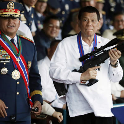  Presidentti Rodrigo Duterte  kuvattuna silloisen poliisipäällikön  Ronald dela Rosan kanssa Manilassa huhtikuussa 2018.