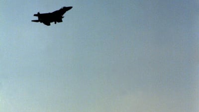 Arkivbild från 26 januari 1999 på ett amerikansk F-16 jaktplan som flyger över en moské nära den amerikanska flygbasen i Incirlik i södra Turkiet.