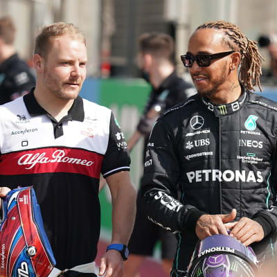 Valtteri Bottas och Lewis Hamilton talar med varandra.
