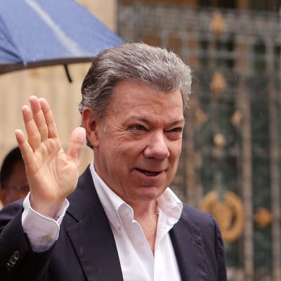 Colombias president Juan Manuel Santos vinkar.