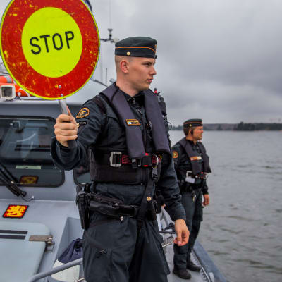 Helsingin merivartioasemalla vartioupseerina toimiva luutnantti Santeri Laitanen pysäyttää moottoriveneen pistokoetta varten.