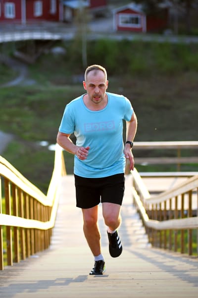 Martin Norrgård löper i trapporna på Öjberget