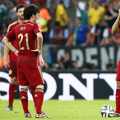 Spanien sörjer efter 0-2 i halvlek mot Chile under VM 2014.