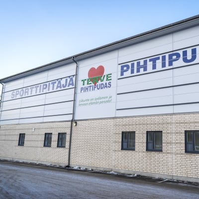 Pihtiputaan urheiluhalli ulkoa.