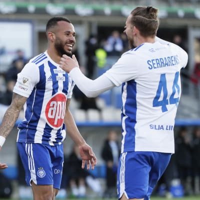 HJK firar mål.