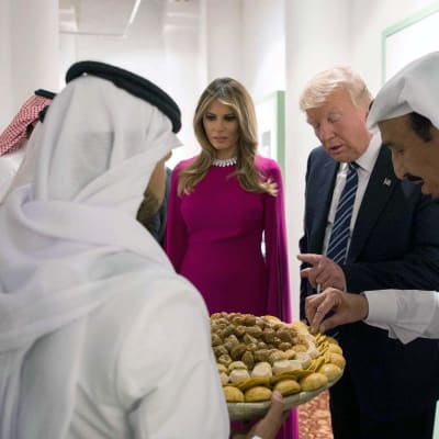 Donald ja Melania Trump kuningas Salmanin (oikealla) järjestämällä vastaanotolla Riadissa. 