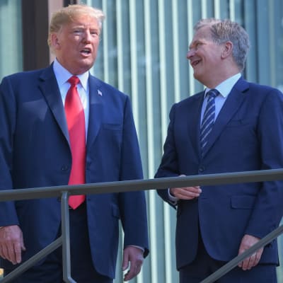 Niinistö naureskelee Trumpin kanssa.