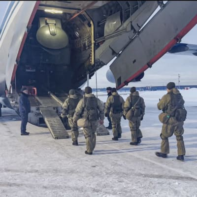 Ryska soldater som går ombord på ett flygplan. 