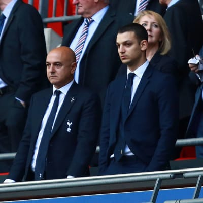 Tottenhamin puheenjohtaja Daniel Levy katsomossa.