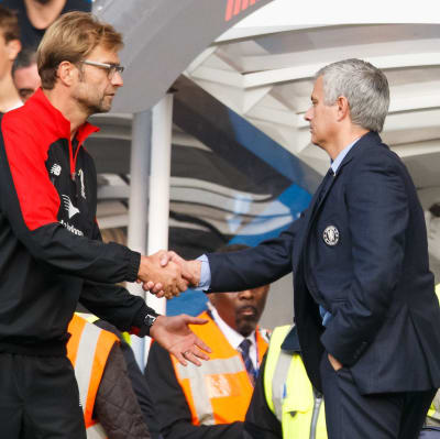 Jürgen Klopp och Jose Mourinho skakar hand.