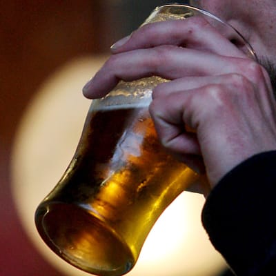 Man dricker öl