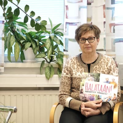 Kajaanin perheasiain neuvontakeskuksen johtaja Aune Hiltunen pitää Halataan-kampanjan julistetta.