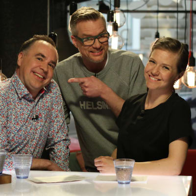 Jens Berg, Mårten Svartström och Sonja Kailassaari i Efter Nios studio.