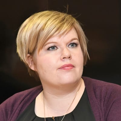 Perhe- ja peruspalveluministeri Annika Saarikko (kesk.)