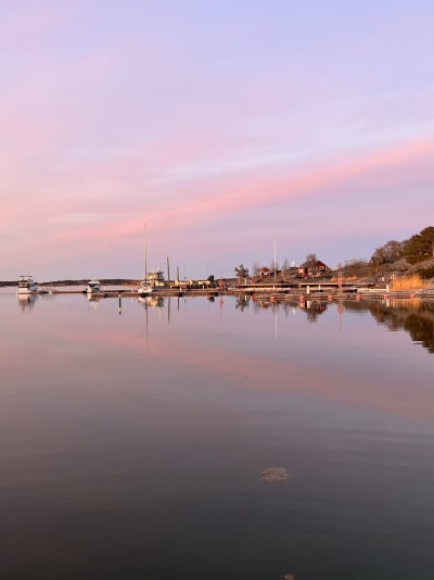 Örön vierasvenesatama huhtikuussa auringonlaskun aikaan.