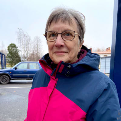 Kvinna med shoppingvagn.