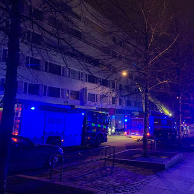Pelastuslaitoksen hälytysajoneuvoja Kauppakadulla Jyväskylässä.