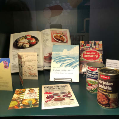 Livsmedel och broschyrer utställda på Hotell- & restaurangmuseet.