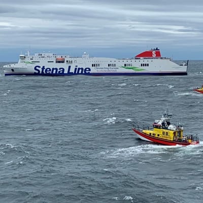 Båtar kommer till undsättning när Stena Scandica får problem.
