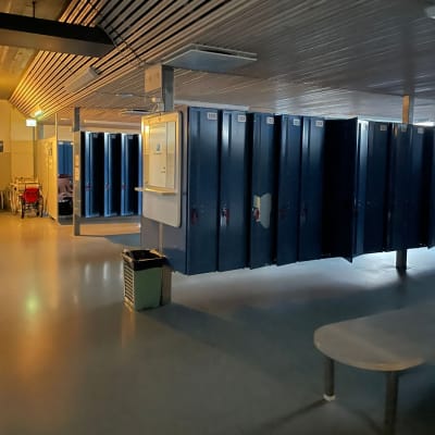 Raksilan uimahallin pukuhuone tyhjennettiin sähkökatkon takia.